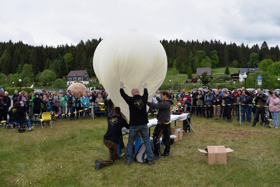 Warum ein Ballon von Morgenröthe-Rautenkranz bis ans Weltall fliegt - Der Start des Stratosphärenballons wird vorbereitet. 