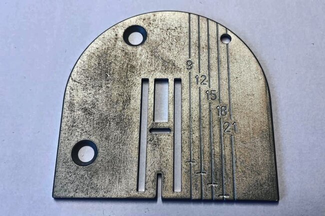 Warum ein Bergbau-Ausrüster Teile für Nähmaschinen produzierte - Die Stichplatte für eine Haushaltsnähmaschine stammt aus der Zeit um 1985. Heute steht sie für die Nachfolgeindustrie nach dem Aus der Steinkohlenförderung. 