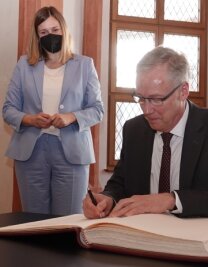 Warum ein Botschafter zu Gast in Zwickau war - Norwegens Botschafter Petter Ølberg trägt sich ins Ehrenbuch ein - zur Freude von Oberbürgermeisterin Constance Arndt. 