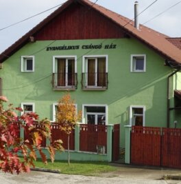 Warum ein Diakon in Rumänien sogar zum Hostienbäcker wird - Auch im Ende der 1990er-Jahre aus einer Ruine aufgebauten Gemeindehaus steckt viel Hilfe aus Oelsnitz.