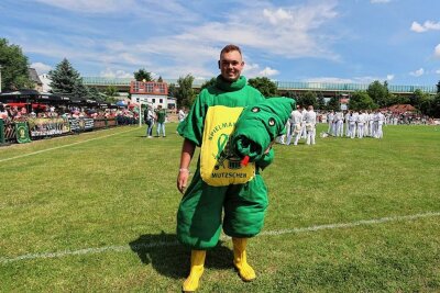 Warum ein Dino-Maskottchen mehr als 500 Musiker in Crimmitschau begrüßt - Noel Wittig vom Spielmannszug aus Mutzschen war im Dino-Kostüm seines Vereins bei den Landesmeisterschaften unterwegs.
