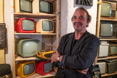 Warum ein Ehepaar DDR-Design sammelt - Thomas Heinicke vor einem Teil seiner Sammlung mit Fernsehgeräten aus DDR-Produktion. Insgesamt füllt die Sammlung des Ehepaars Heinicke mehrere Räume eines Vierseitenhofes in Wickersdorf. 