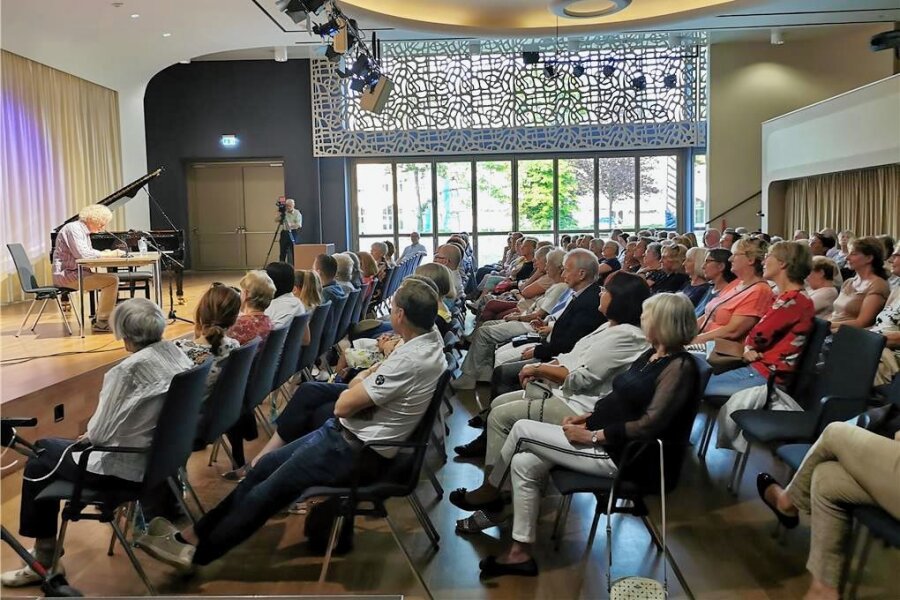 Warum ein Einbrecher aus dem „Polizeiruf 110“ an seinen Tatort Zwickau zurückkehrt - Volles Haus: 120 Besucher kamen am Dienstagabend zur musikalischen Lesung in den Robert-Schumann-Saal des Zwickauer Konservatoriums.