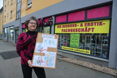 Warum ein Erotikladen in Zwickau Kunden aus aller Welt hat - Annett Mosigs großes Sortiment an Dessous ist bei ihren Kunden beliebt. Unter anderem für BHs, Strümpfe und Négligés kommen sie aus aller Welt. 