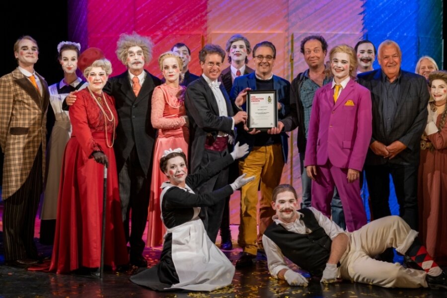Schlussbild einer erfolgreichen Hausspielzeit: Inszenierungsteam und Ensemble freuen sich über die Auszeichnung mit dem Operettenfrosch des Bayerischen Rundfunks für "Der reichste Mann der Welt". 