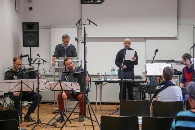 Warum ein Gottesdienst im Chemnitzer Industriemuseum gefeiert wird - Premiere am Reformationstag: Erstmals fand im Industriemuseum ein Kulturhauptstadt-Gottesdienst statt. Neben Pfarrer Stephan Tischendorf (Mitte) sprach auch Museumsleiter Oliver Brehm (am Pult hinten).