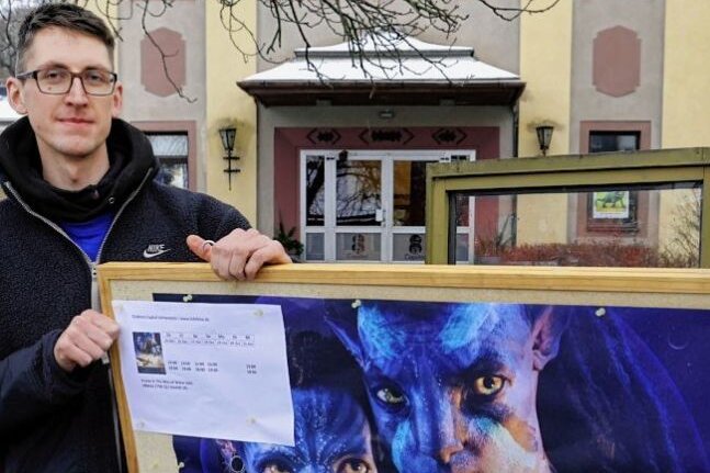Warum ein junger Gornsdorfer ein Kino betreibt - Der Gornsdorfer Tom Kruppa vor seinem Clubkino Capitol in Lichtenstein. Derzeit läuft dort unter anderem "Avatar 2". 
