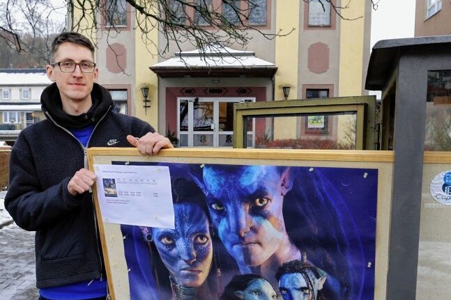 Warum ein junger Gornsdorfer ein Kino betreibt - Der Gornsdorfer Tom Kruppa vor seinem Clubkino Capitol in Lichtenstein. Derzeit läuft dort unter anderem "Avatar 2". 