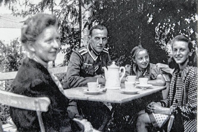 Warum ein Kind weg wollte von zu Hause - Blick ins Familienalbum: Liddy und Martin Gruschwitz (links), deren Tochter Lieselotte (rechts) und Edith Benner (Mitte) beim Kaffeetrinken in der Jocketaer Ausflugsgaststätte "Vogtländische Schweiz". 