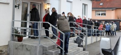 Warum ein kleines Dorf für einen Tag eine Impfstelle erhält - Vor allem Einwohner aus Dennheritz haben sich am Freitag in die Warteschlange am Gemeindezentrum eingereiht. 