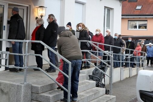 Vor allem Einwohner aus Dennheritz haben sich am Freitag in die Warteschlange am Gemeindezentrum eingereiht. 