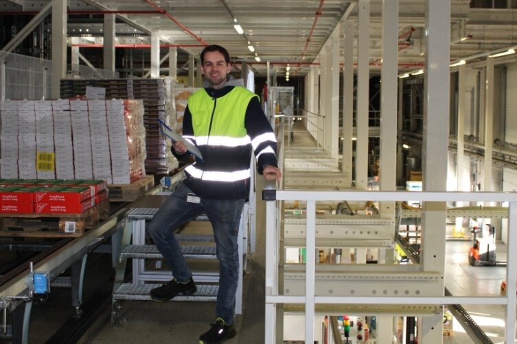 Patrick Wustlich absolviert im Edeka-Logistikzentrum in Berbersdorf eine dreijährige Ausbildung zur Fachkraft für Lagerlogistik. Hier ist er im Wareneingangsbereich des Frischesortiments unterwegs. 