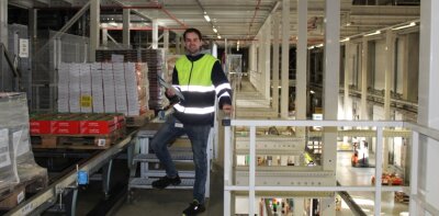 Warum ein Koch jetzt auf Logistik setzt - Patrick Wustlich absolviert im Edeka-Logistikzentrum in Berbersdorf eine dreijährige Ausbildung . 