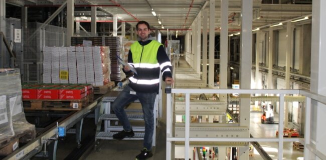 Patrick Wustlich absolviert im Edeka-Logistikzentrum in Berbersdorf eine dreijährige Ausbildung . 