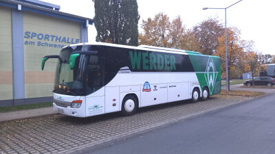 Der Mannschaftsbus des SV Werder Bremen hat am Montag vor der Sporthalle am Schwanenteich in Mittweida eingeparkt.