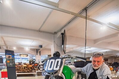 Warum ein Motorrad zum Thema eines Buches wird - Frieder Bach (im Bild) zeigt die Rennmaschine KS1, die sich zurzeit als Leihgabe im Fahrzeugmuseum befindet. Um das Motorrad geht es auch in einem Buch, das er mit Heiner Jakob herausgegeben hat. 