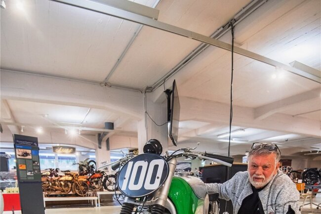 Frieder Bach (im Bild) zeigt die Rennmaschine KS1, die sich zurzeit als Leihgabe im Fahrzeugmuseum befindet. Um das Motorrad geht es auch in einem Buch, das er mit Heiner Jakob herausgegeben hat. 