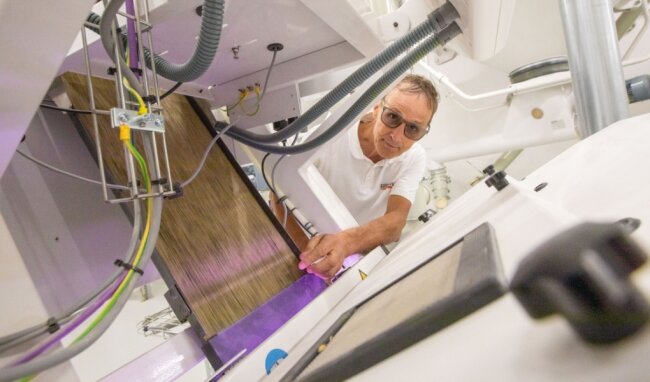 Warum ein Mühlen-Unternehmen im Vogtland Millionen investiert - Müllermeister Franz Glunk ist Spezialist für die Feinjustierung der technischen Anlagen. Diese Maschine sortiert Haferkörner vollautomatisch. 