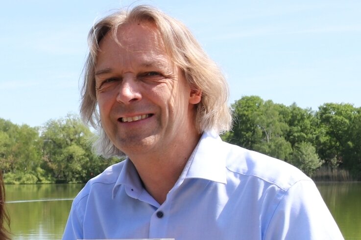 Nicht nur Fan klassischer Musik: Thomas Synofzik, Leiter des Robert-Schumann-Hauses, mit dem aktuellen Album von Stern Meißen. 