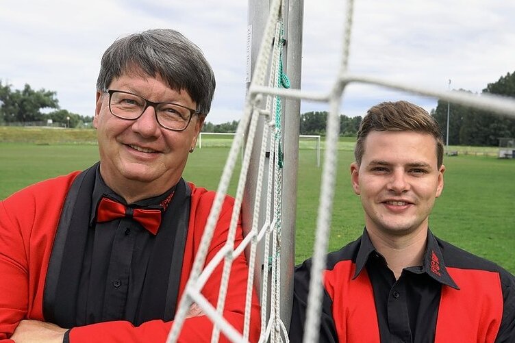 Warum ein Narren-Duo in Glauchau von der Bühne auf den Sportplatz wechselt - Uwe Meyer (links) und Janis Müller vom Faschingsclub Wernsdorf moderieren am 24. Juli das Fußball-Benefizturnier. 