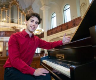 Warum ein Pianist Giftpilze bewundert - Kirchenmusiker Pascal Kaufmann am Schimmel-Flügel in der Augustusburger Stadtkirche. 