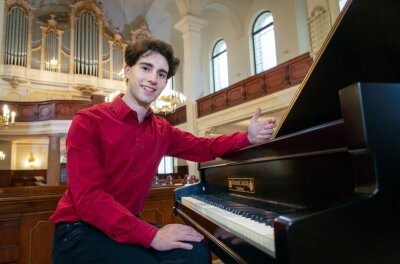 Warum ein Pianist Giftpilze bewundert - Kirchenmusiker Pascal Kaufmann am Schimmel-Flügel in der Augustusburger Stadtkirche.