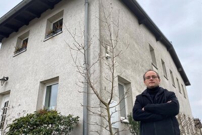Warum ein Plauener vom Rathaus eine sechsstellige Summe fordert - Marco Kouba vor seinem Wohnhaus im Plauener Stadtteil Oberlosa: Mit einer Amtshaftungsklage geht er gegen die Stadtverwaltung vor.