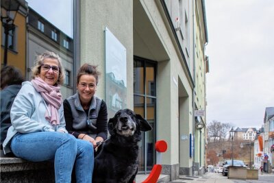 Warum ein Reisebüro in Plauen umzieht - Das Mutter-Tochter-Gespann, Roswitha und Anja Sendig, mit Hund Elvis vor den neuen Räumlichkeiten im Oberen Steinweg.