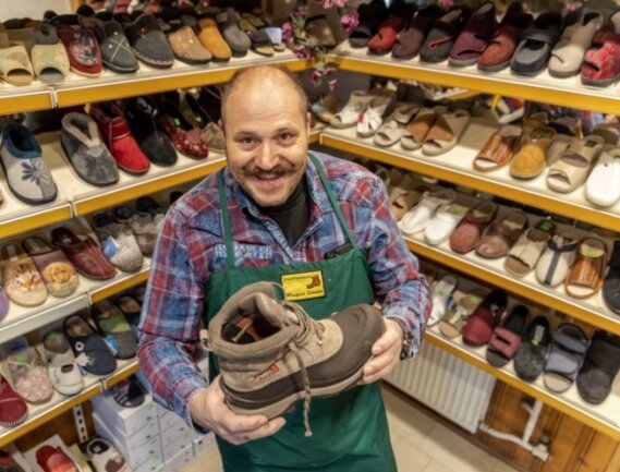 An Schuhen mangelt es Schuhmachermeister Manfred Schulze - im Erzgebirge als "Der singende Schuhmacher" bekannt - zum Nikolaus nicht. Doch auch die größten Schuhe garantierten nicht die meisten Süßigkeiten, vielmehr sei die Sauberkeit des Schuhwerkes entscheidend. 
