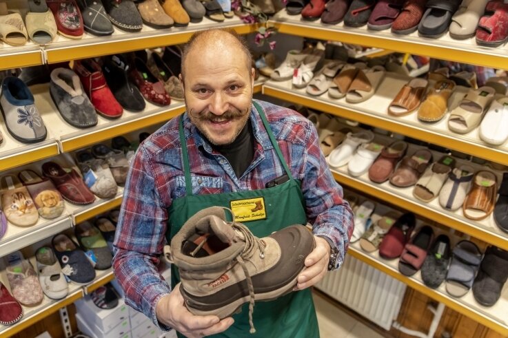 Warum ein Schuhmacher Nikolaus mag - An Schuhen mangelt es Schuhmachermeister Manfred Schulze - im Erzgebirge als "Der singende Schuhmacher" bekannt - zum Nikolaus nicht. 