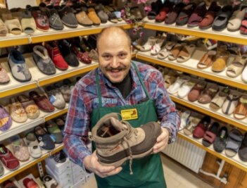 Warum ein Schuhmacher Nikolaus mag - An Schuhen mangelt es Schuhmachermeister Manfred Schulze - im Erzgebirge als "Der singende Schuhmacher" bekannt - zum gestrigen Nikolaus nicht. 