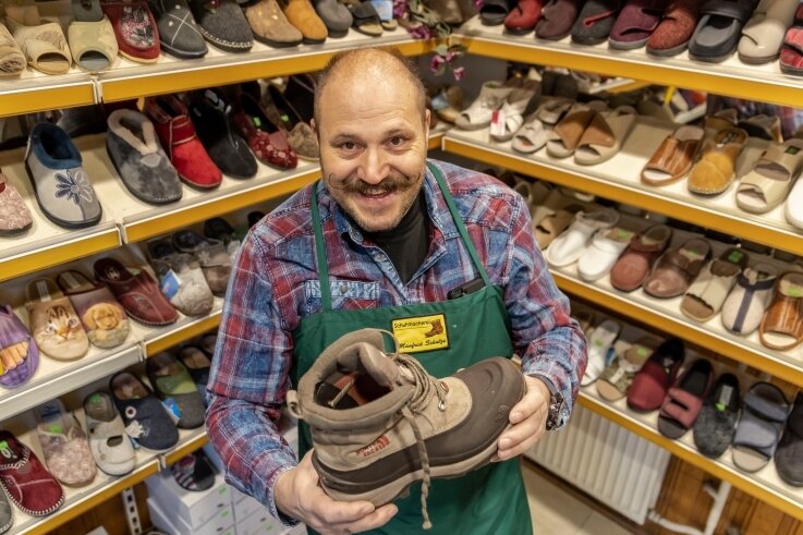 Warum ein Schuhmacher Nikolaus mag - An Schuhen mangelt es Schuhmachermeister Manfred Schulze - im Erzgebirge als "Der singende Schuhmacher" bekannt - zum gestrigen Nikolaus nicht. 