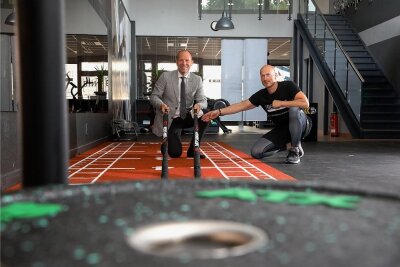 Warum ein Sportstudio den Umzug in ein Meeraner Modehaus wagt - Inhaber Heiko Junghans erläutert Bürgermeister Lothar Ungerer am Donnerstagvormittag die Möglichkeiten beim Rope-Training, wo sämtliche Muskelgruppen des Oberkörpers belastet werden.