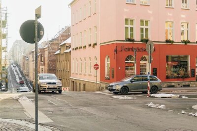 Warum ein Unfall-Schwerpunkt in Reichenbach vorerst nicht entschärft wird - Die Kreuzung Zwickauer Straße, Bebelstraße und Humboldtstraße in Reichenbach gilt als Unfallschwerpunkt. Trotz Stoppschild kracht es hier immer wieder. Eine Verlegung der Bushaltestelle könnte helfen ...