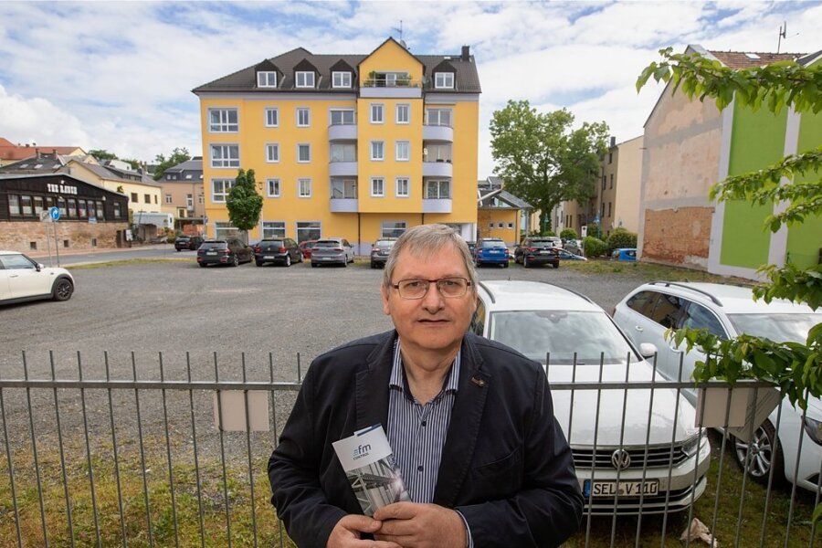 Geschäftsführer Rainer Grimm an der neuerworbenen Fläche an der Ecke Egon-Fritsch-Straße/Heinrichstraße. Mit dem Kauf wurden Pläne eines Firmenneubaus auf der grünen Wiese verworfen.