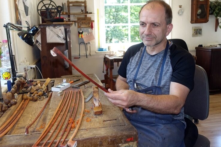 Perry Wunderlich (50) aus Markneukirchen ist in Bad Brambach Bogenbaumeister für Streichinstrumente. Als Mitglied im Fotoclub Vogtland haben seine Bilder auch im Internet ungeteilte Anerkennung bekommen. 