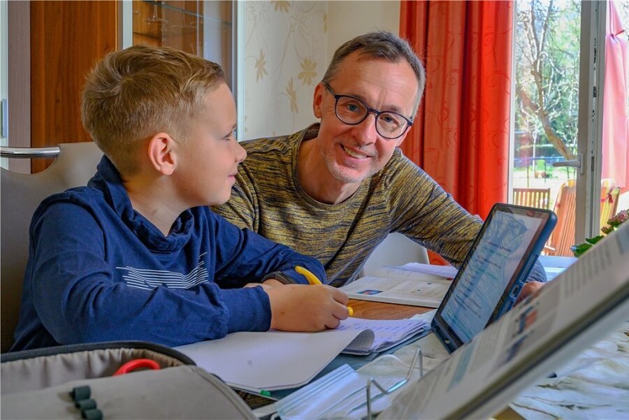 Ronny Smektalla von der Oberschule Werdau hat den Deutschen Lehrerpreis verliehen bekommen. Hier unterrichtet er seinen Sohn Ole. 