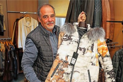 Warum ein Werdauer Traditionsgeschäft jetzt Räumungsverkauf macht - So modern können Lederjacken, kombiniert mit Pelz, aussehen. Die Werdauer mögen es aber meist traditioneller, sagt Jürgen Förster.