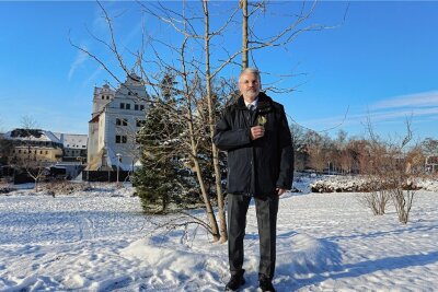 Warum ein Zwickauer Amtsleiter im Winter einen Ginkgo-Baum pflanzt - Amtsleiter Jörg Voigtsberger vor dem frisch gepflanzten Ginkgo-Baum am Muldeparadies. 