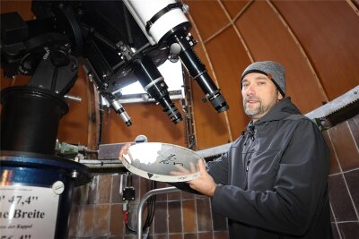 Warum ein Zwickauer Hobby-Astronom seine Teleskope selbst baut - Andreas Schäfer in der Sternwarte Zwickau. Dort gibt es ein 14-Zoll (350 mm)-Cassegrain-Spiegelteleskop und ein 140-mm-APO-Linsenteleskop. In der Hand hält er einen selbstgeschliffenen Spiegel für ein Newton-Spiegelteleskop.