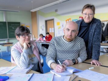 Warum eine 57-jährige Lehrerin noch einmal die Schulbank drückt - Ella Ionova (l.) und ihr Schwiegersohn Konstiontyn Borysink lernen seit Juli vergangenen Jahres an der Volkshochschule gemeinsam die deutsche Sprache. Ihre Dozentin ist Marlis Jähn. 
