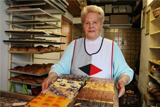 Warum eine 80-jährige Vogtländerin froh ist, Bundesfreiwilligendienst leisten zu dürfen - Christine Röber bereitet den Kuchen, der von einer Bäckerei angeliefert wird, zum Verkauf vor.