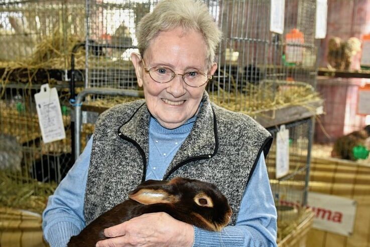 Warum eine 91-Jährige im Verein unverzichtbar ist - Lisa Baumann gehört dem Verein seit 65 Jahren an, ist als Ehrenmitglied immer noch aktiv und hält Lohkaninchen braun. 