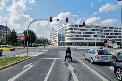 Warum eine Ampel in Chemnitz für Mopeds nicht „grün“ wird - Die Mopedfahrerin musste am Dienstag auf der Geradeausspur der Zschopauer Straße in Richtung Johannisplatz erneut mehrere Ampelphasen warten, bis sie „Grün“ erhielt.