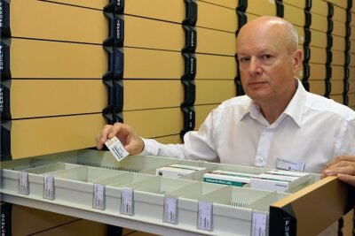 Warum eine Apotheke in Zwickau nach 116 Jahren schließen muss - Inhaber Reinhard Groß sucht in der Schiller-Apotheke Medikamente aus einer der langen Schubladen heraus - vielleicht zum letzten Mal. Ab Freitag bleibt die Apotheke in der Nordvorstadt geschlossen. 