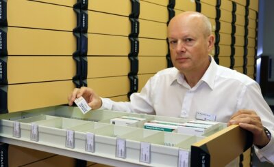 Warum eine Apotheke nach 116 Jahren schließen muss - Inhaber Reinhard Groß sucht in der Schiller-Apotheke Medikamente aus einer der langen Schubladen heraus - vielleicht zum letzten Mal. Ab Freitag bleibt die Apotheke in der Nordvorstadt geschlossen. 
