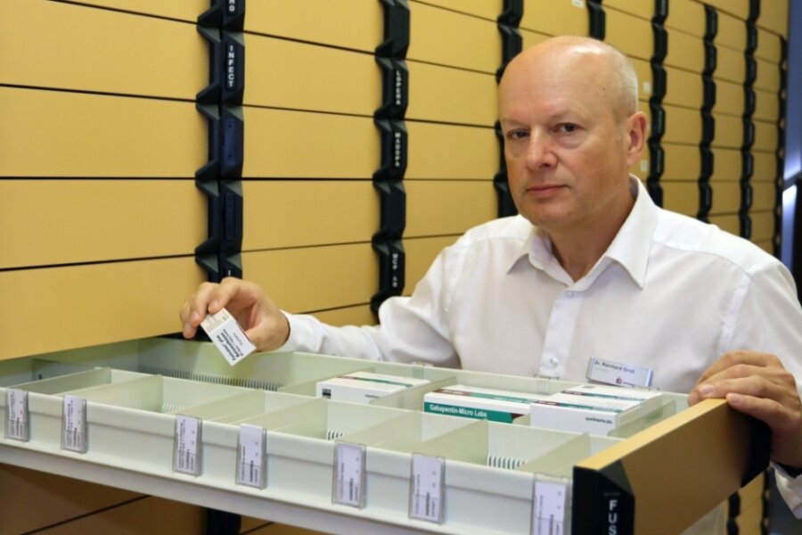 Warum eine Apotheke nach 116 Jahren schließen muss - Inhaber Reinhard Groß sucht in der Schiller-Apotheke Medikamente aus einer der langen Schubladen heraus - vielleicht zum letzten Mal. Ab Freitag bleibt die Apotheke in der Nordvorstadt geschlossen. 