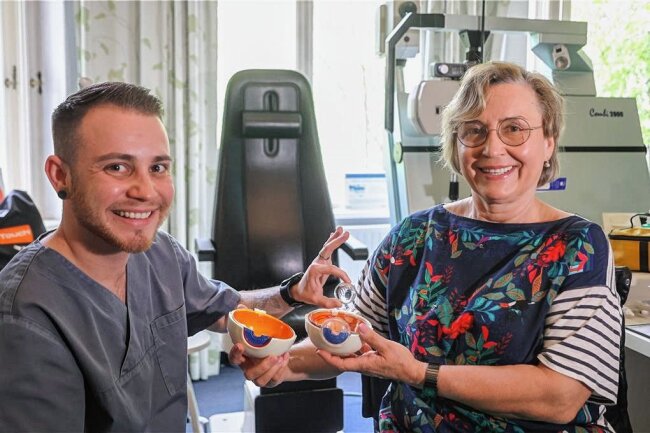 Warum eine Augenärztin aus Chemnitz auf Sansibar operiert - Sie waren in Tansania und haben Einheimische mit Grauem Star operiert: Ben Kroschke, medizinischer Fachangestellter, und Augenärztin Dr. Hanna Pecold. Beim Grauen Star werden die Augenlinsen trüb und müssen ausgetauscht werden. Die OP ist hierzulande ein Routineeingriff. 