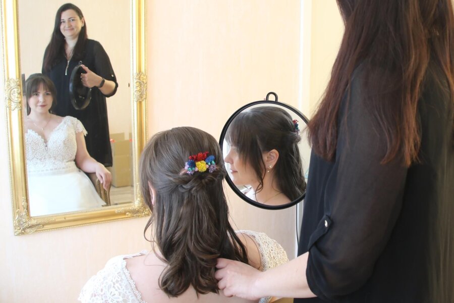 Warum eine Augustusburger Friseurin extra ein Brautzimmer für das Styling von Bräuten öffnet - Janine Kemter stylt in ihrem Brautzimmer die Haare der Braut Amelie Baudzus.