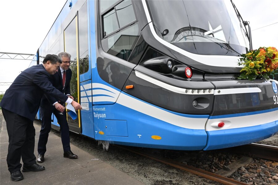 Warum eine Chemnitzer Straßenbahn jetzt „Taiyuan“ heißt - Geschmückte Bahn und neuer Name: Zum 10. Mal wurde eine Straßenbahn auf den Namen einer Partnerstadt getauft. Im Bild: Ralph Burkhart und Zhang Xinwei.